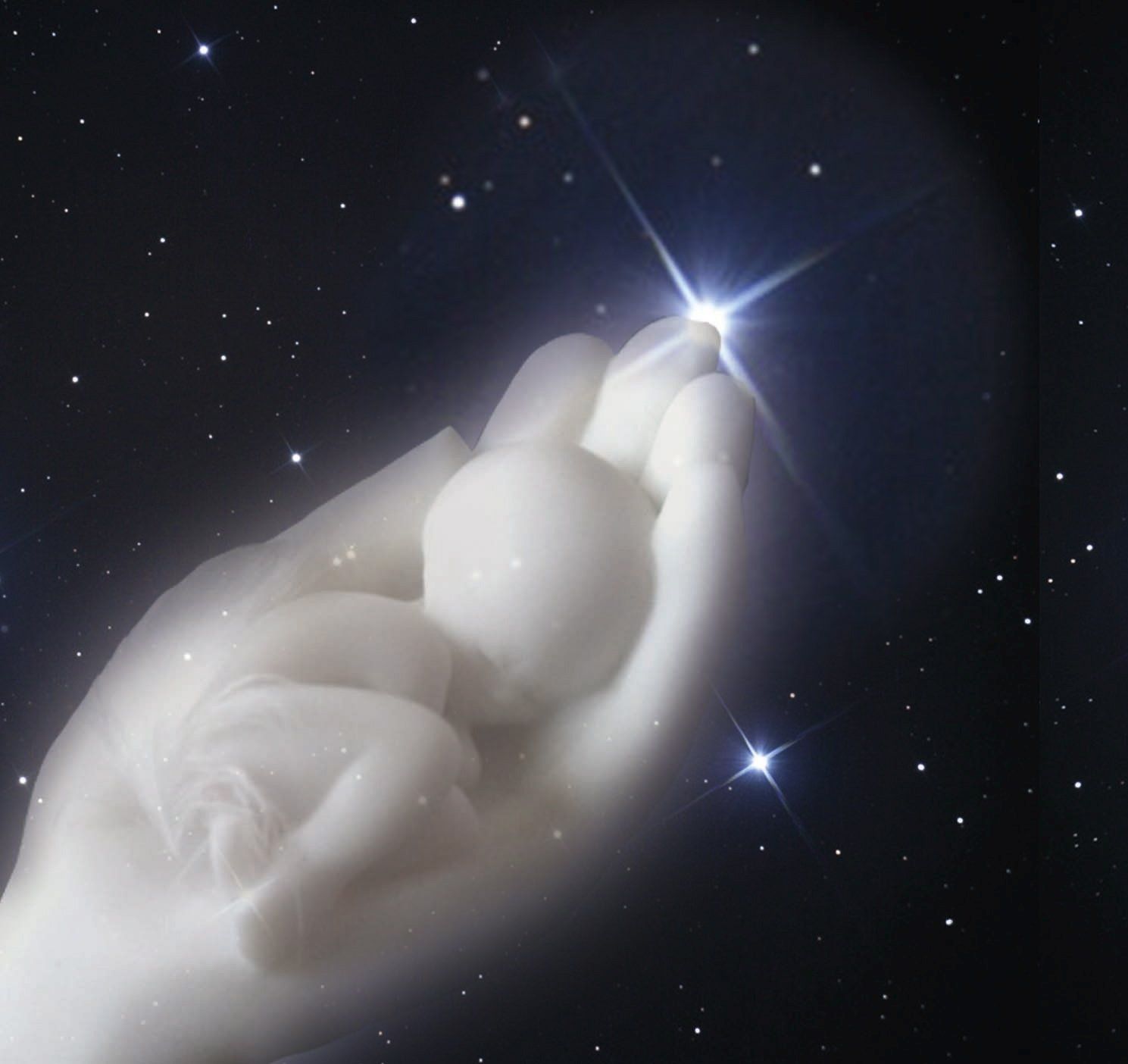 Eine Person hält vor einem Sternenhimmel ein Baby in den Händen.