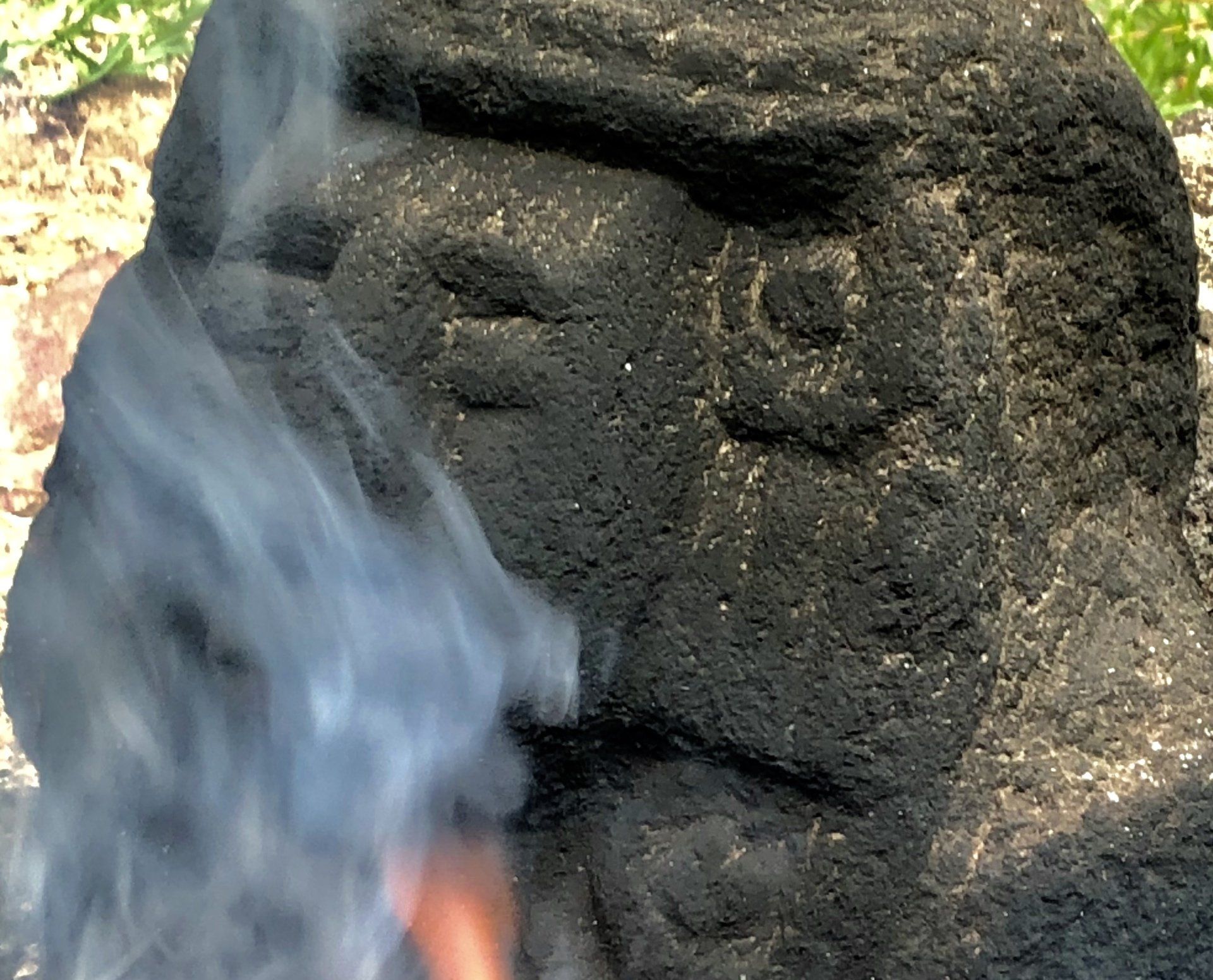 Eine Nahaufnahme einer Statue, aus der Rauch aufsteigt