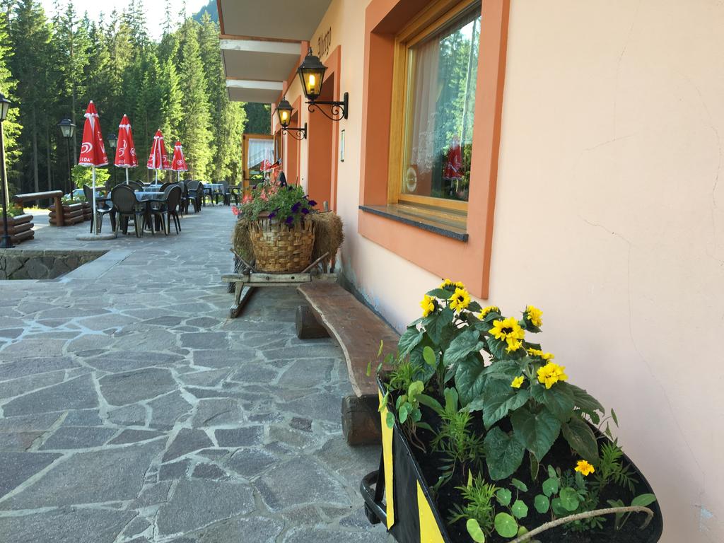 tavoli e ombrelloni fuori da un albergo