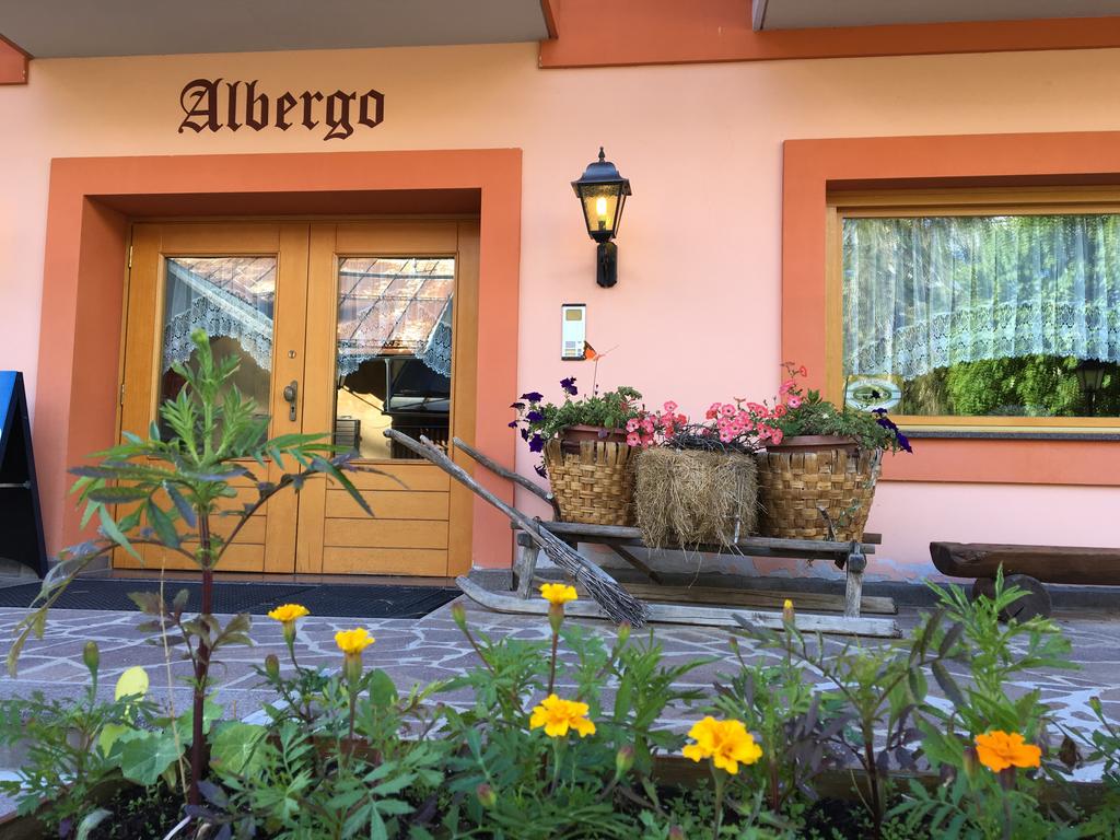 porta d'ingresso di un albergo