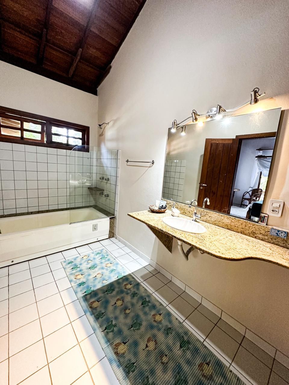 Banheiro com banheira