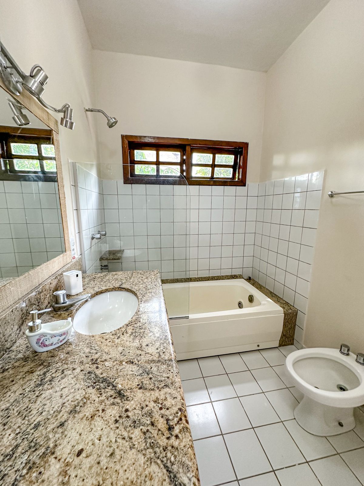 banheiro com banheira