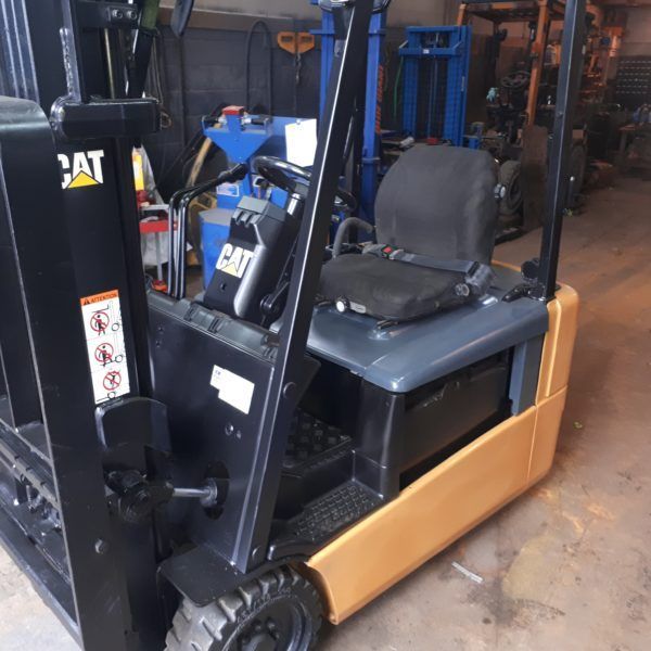 Un chariot élévateur à chat est garé dans un garage