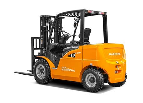 Chariot élévateur orange à cage noire, sur fond blanc.