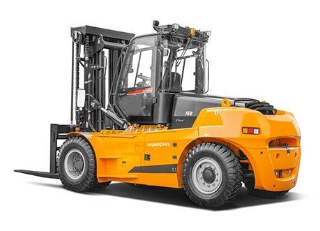 Chariot élévateur orange sur fond blanc, avec de grandes roues et une cabine.