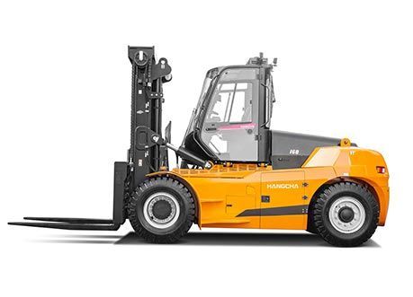 Chariot élévateur orange à fourches déployées, en fonctionnement dans un environnement industriel, vue de côté.