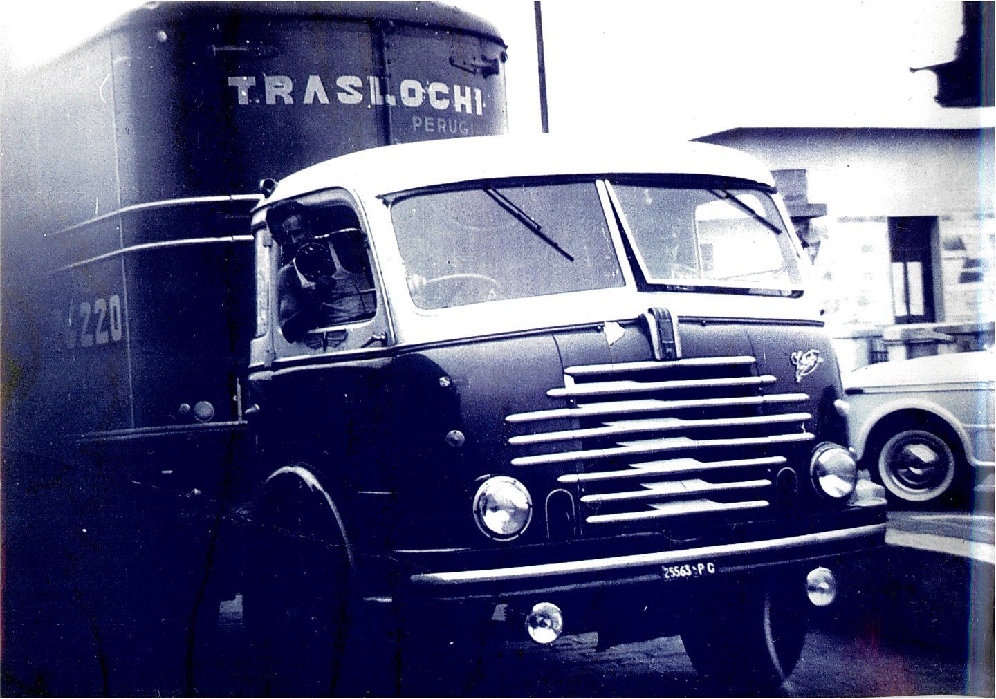 Camion d'epoca con rimorchio 