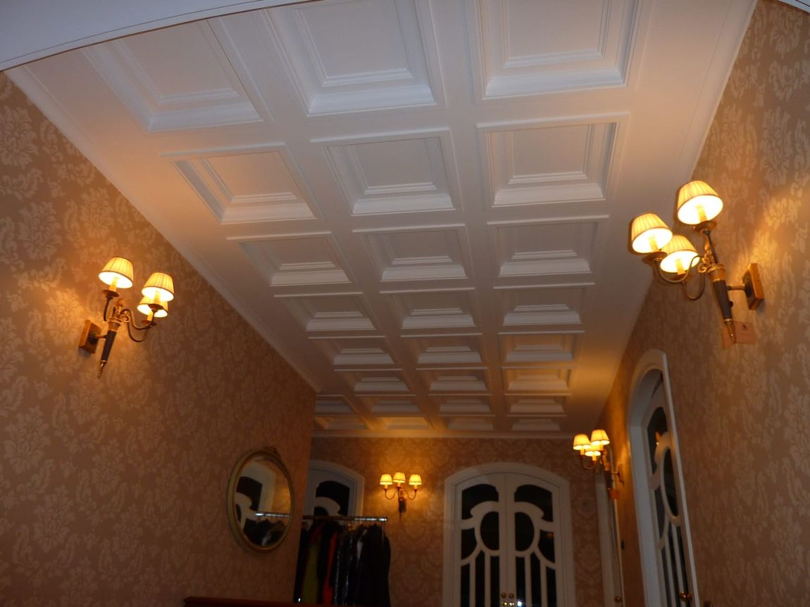 Salotto decorato con stucchi