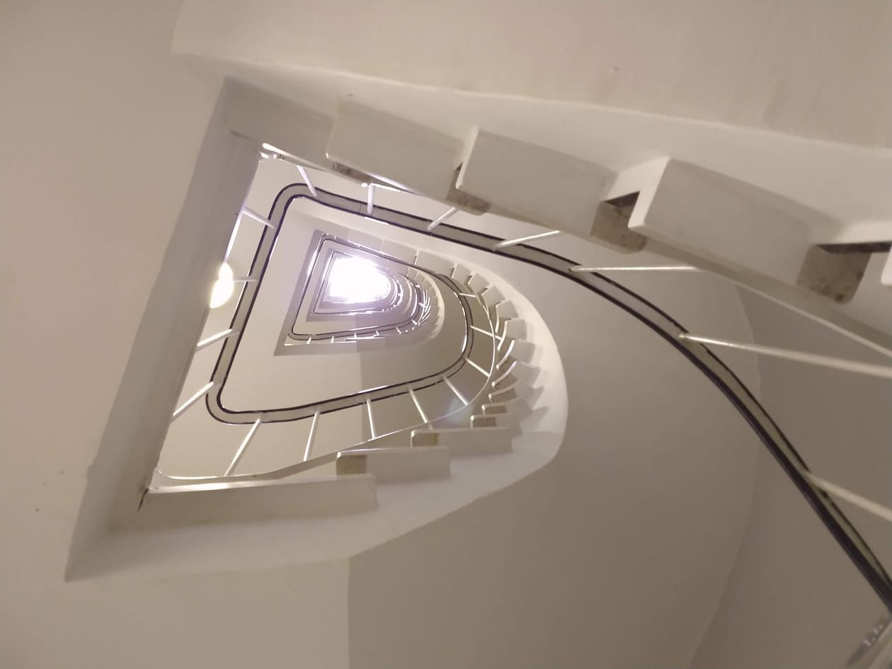 Schoonmaak trappen, hallen en inkom