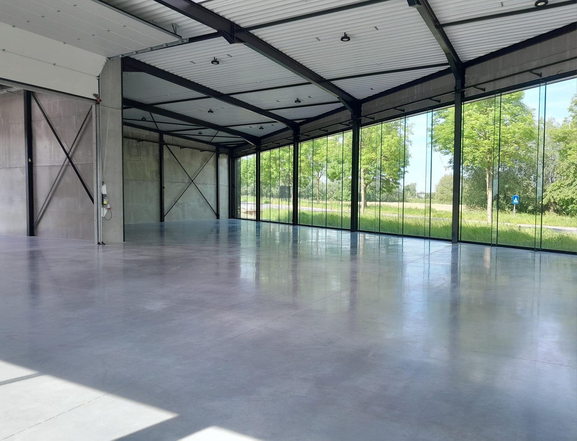 Schoonmaak toonzaal garage
