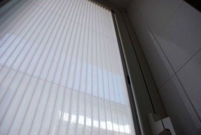 zanzariera su infisso bianco