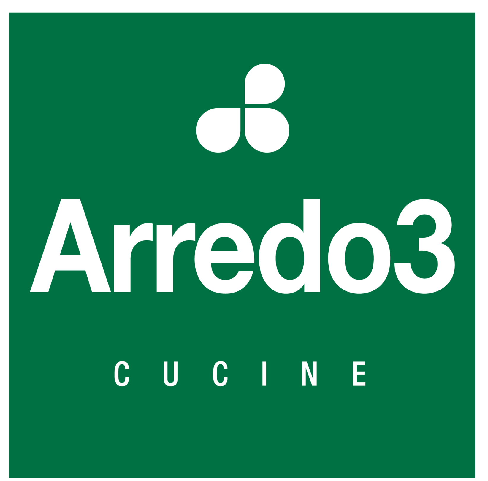 Logo per Arredo3 Cucine, azienda produttrice di mobili da cucina, con testo bianco su sfondo verde e un'icona a forma di fiore stilizzato.