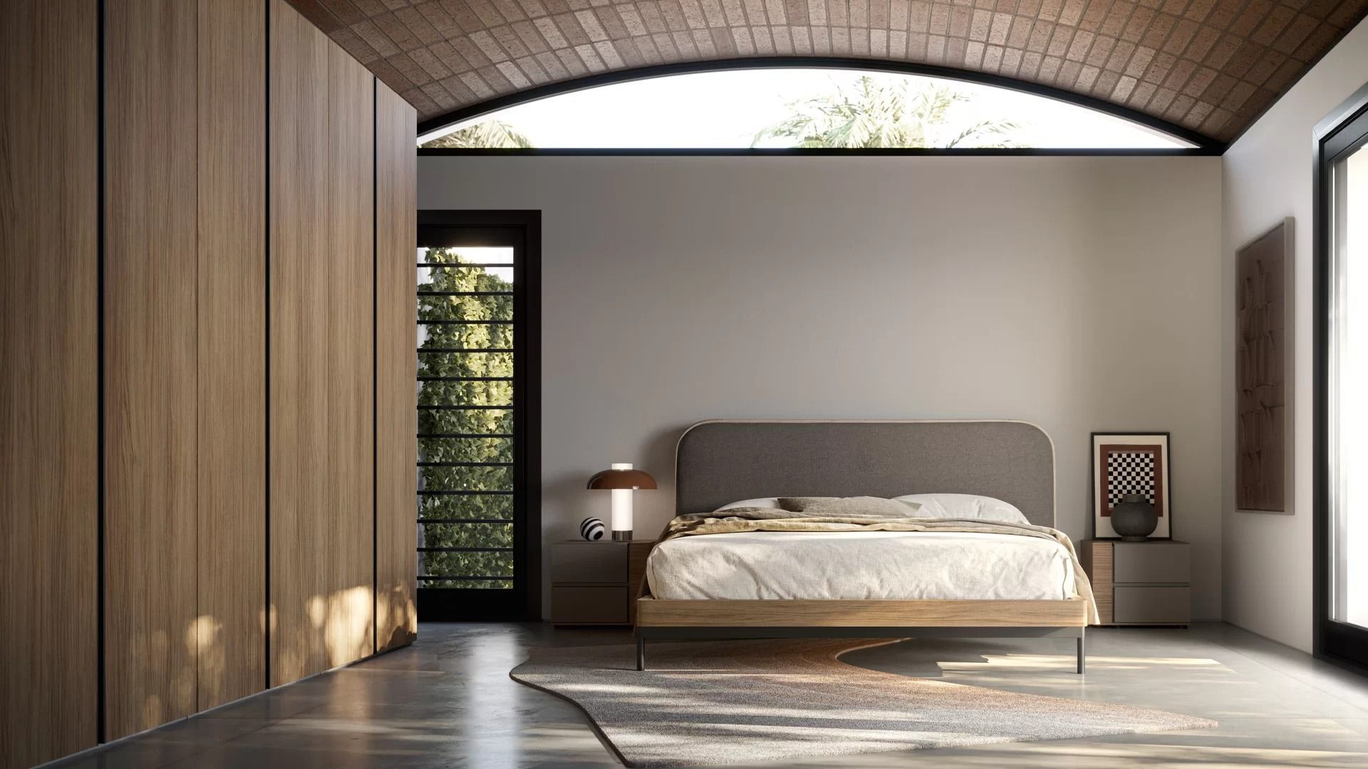 Camera da letto moderna con armadio in legno, letto e finestra ad arco. Pareti grigio tenue, luce naturale e vista sugli alberi.