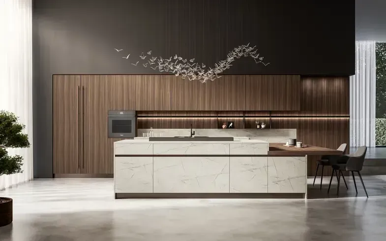 Cucina moderna con mobili in legno e isola, caratterizzata da un design minimalista con ripiani in pietra e un lampadario decorativo.