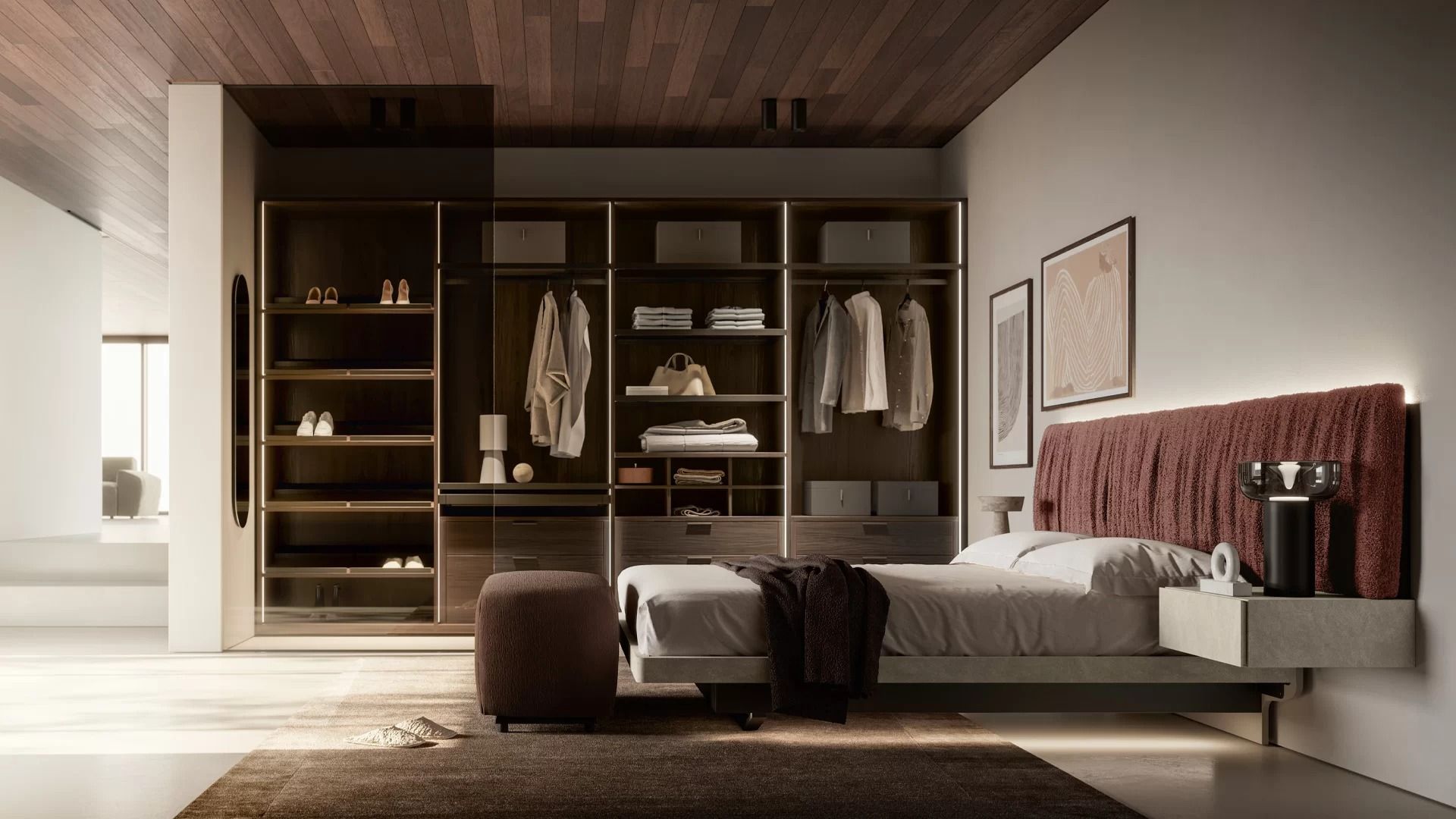 Camera da letto con cabina armadio. Dispone di un letto con testiera bordeaux, soffitto in legno e armadio scuro con vestiti.