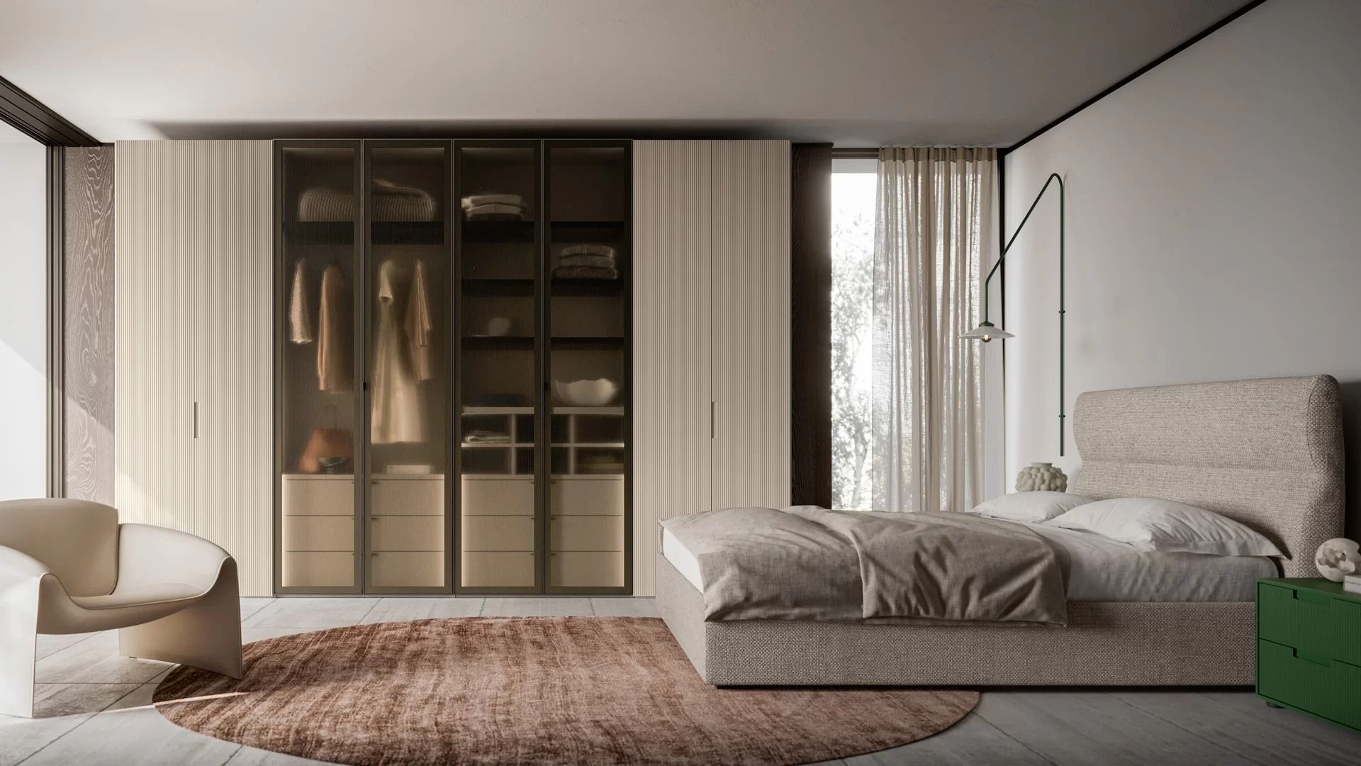 Una camera da letto moderna con un'ampia cabina armadio, un letto e una poltrona. Le tonalità beige, bianco e marrone dominano lo spazio.