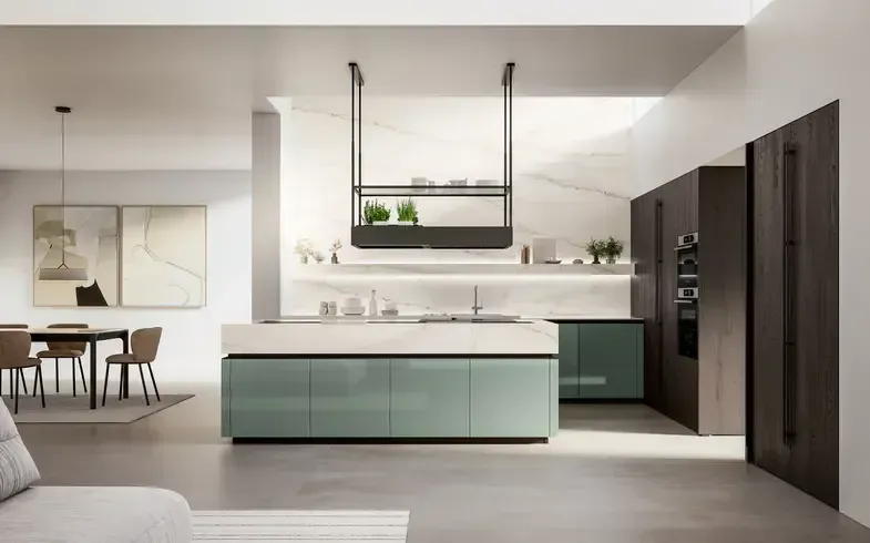 Cucina moderna con isola verde, ripiani a vista e mobili in legno scuro. Sono visibili anche ripiani in pietra chiara e una zona pranzo.