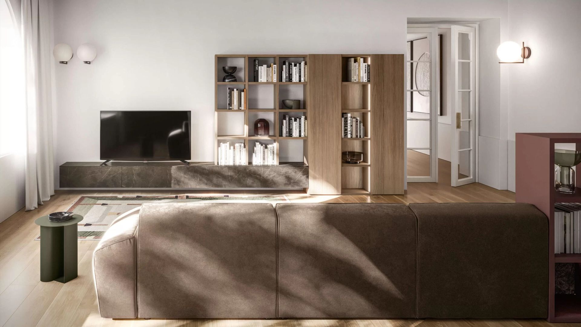 Soggiorno con un grande divano componibile marrone, mensole in legno, TV e porta aperta. Luci soffuse, arredamento minimalista.