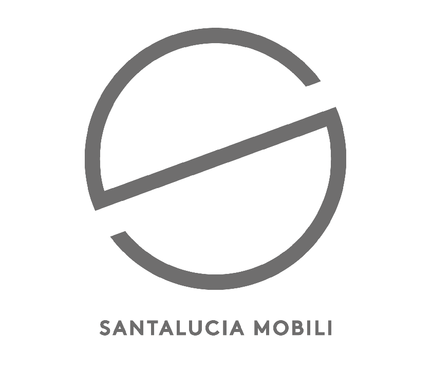 Logo grigio per Santalucia Mobili. È costituito da un cerchio intersecato da una linea diagonale, con il nome del marchio in basso.