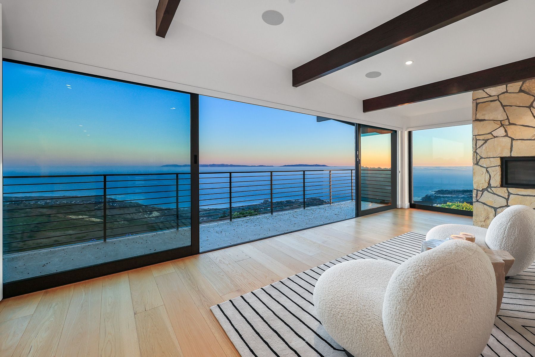 Photo showing a room with nearly complete glass surrounding