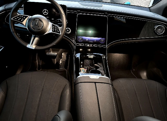 Interieur van een Mercedes-Benz-auto, met het dashboard, stuurwiel en de stoelen.