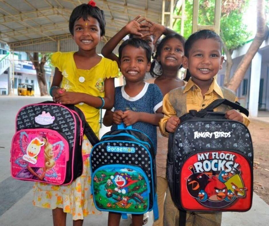 School children with the bags gifted by Team Everest donors