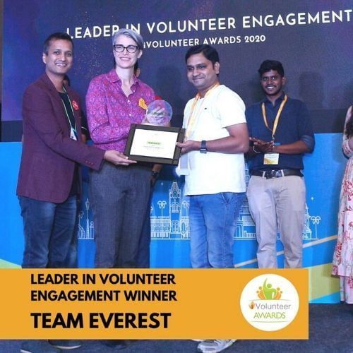 Karthee Vidya receiving ﻿Leader in Volunteering Engagement Award