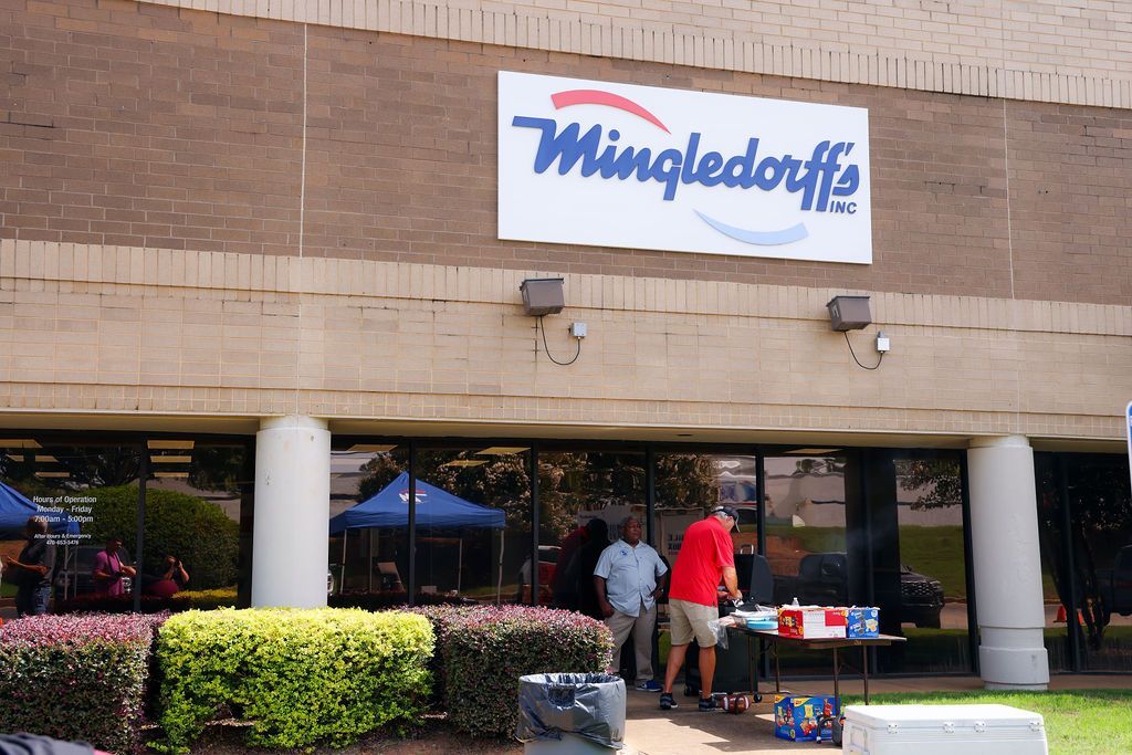 A building with a sign that says mingledorf 's on it