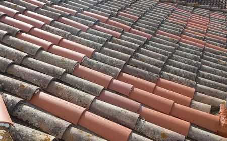 sustitución de tejas rotas en tejado de Sabadell