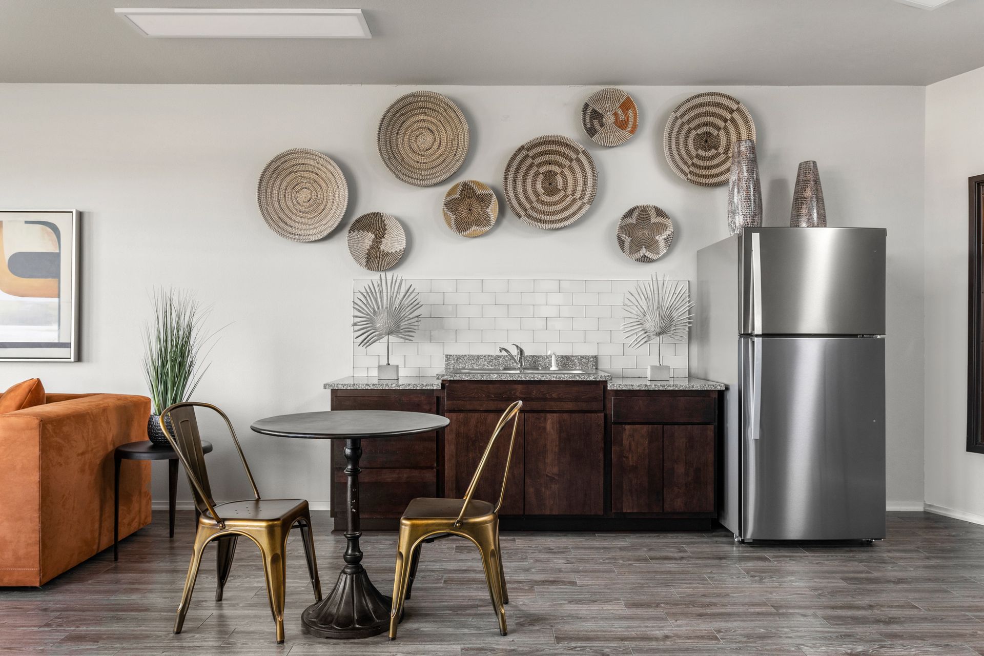 The Pines - dining area with sink