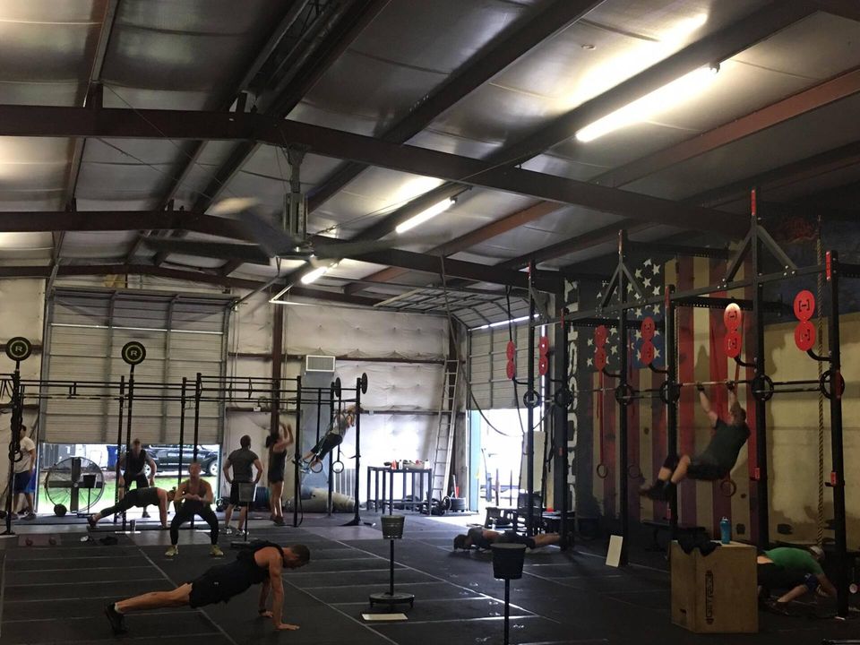 multiple-people-participating-in-a-crossfit-class-at-crossfit-fortify