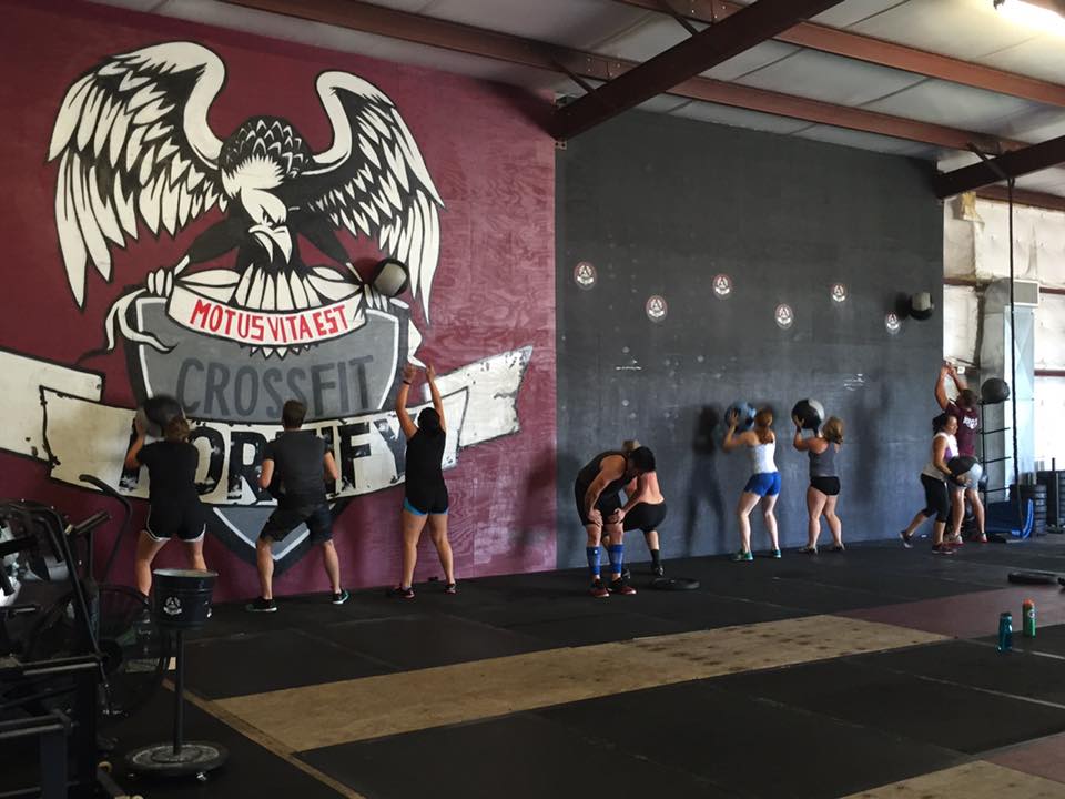 members-doing-wall-ball-shots-in-a-class-at-crossfit-fortify