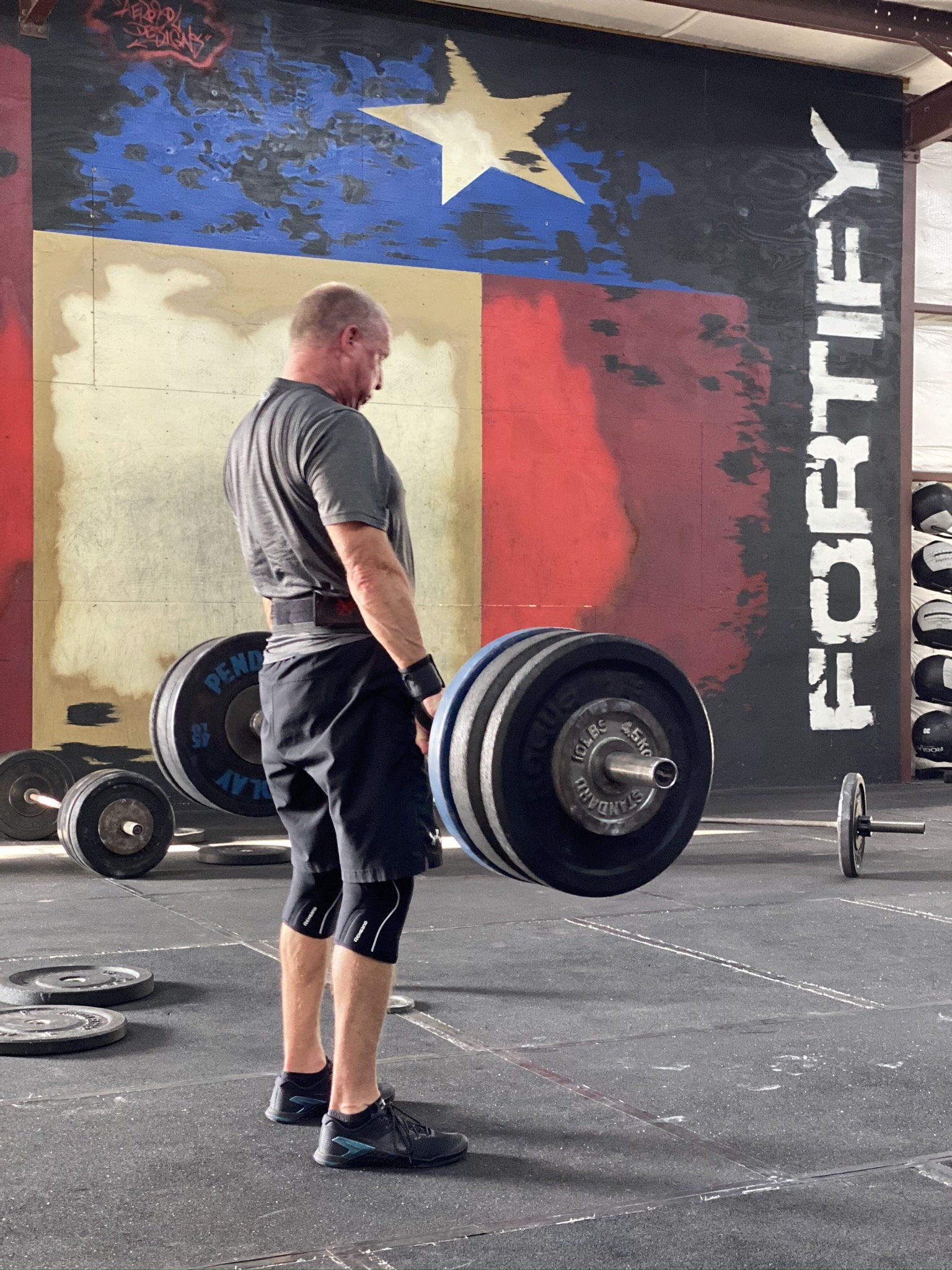 man-deadlifting-heavy-weights-during-crossfit-workout
