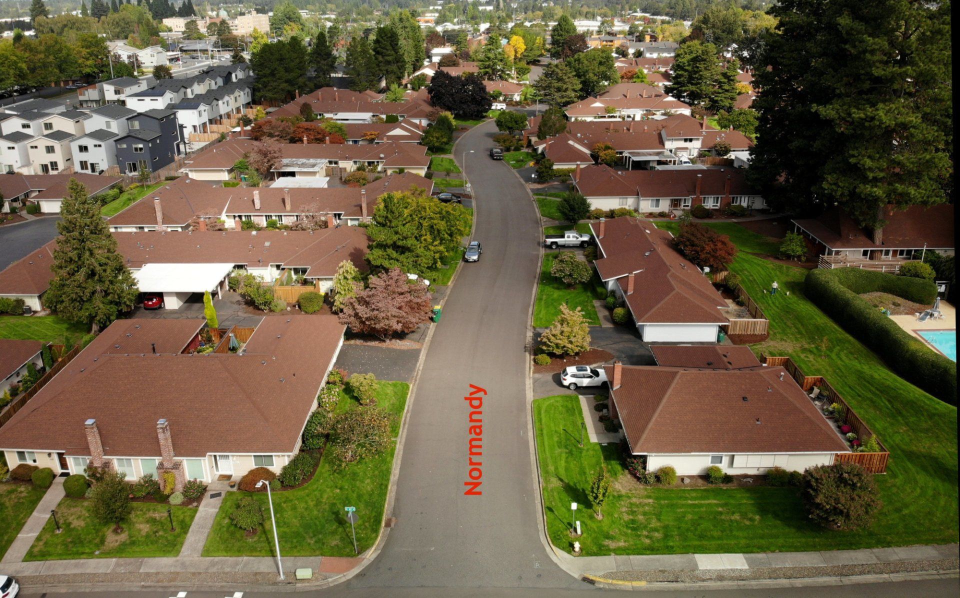 An aerial view of a residential neighborhood with a red arrow pointing to mermandy