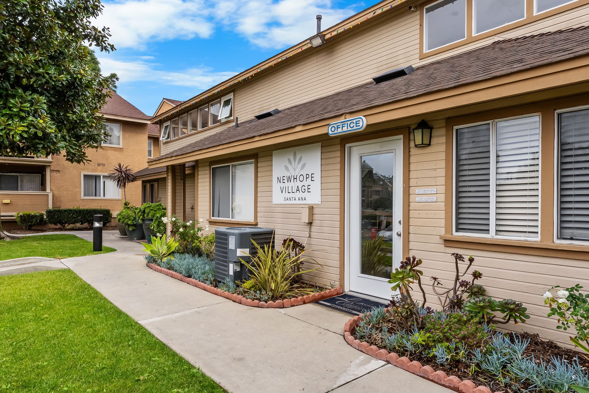 Sliding gallery of exterior amenities