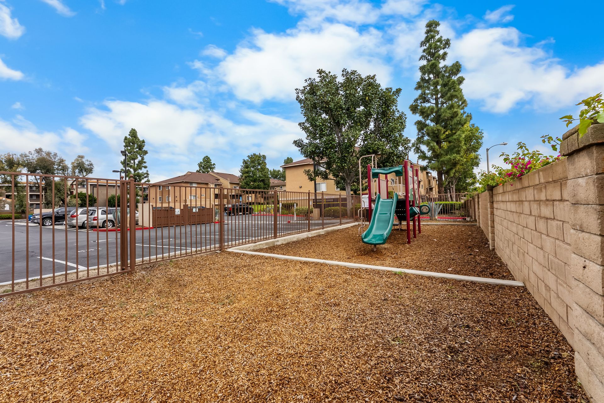 Sliding gallery of exterior amenities