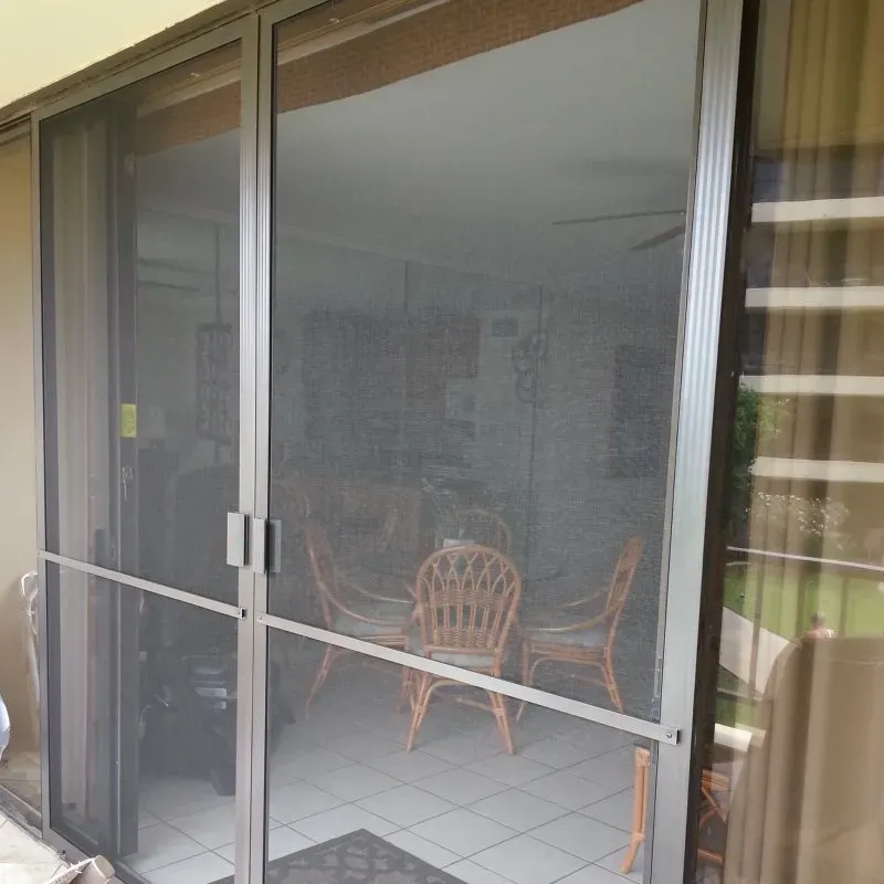 Shot of screen door with chairs and table — Makawao, HI — Hawaiian Door & Window Screens