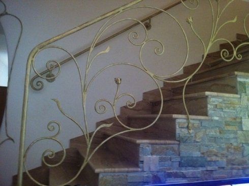 scalinata con ringhiera in ferro