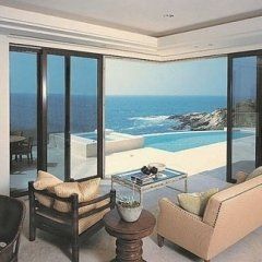 stanza con vetrata scorrevoli sulla piscina