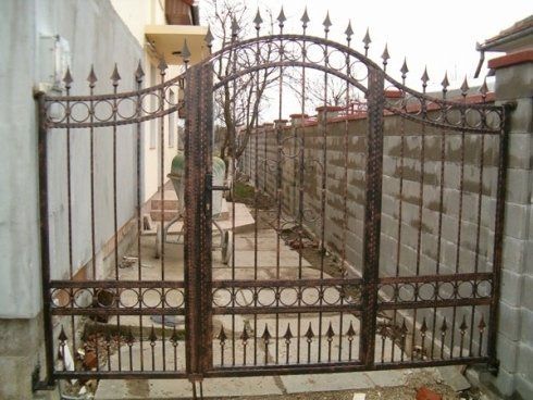 palazzo con cancello in ferro battuto