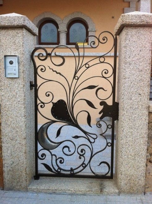 cancello con decorazione floreale
