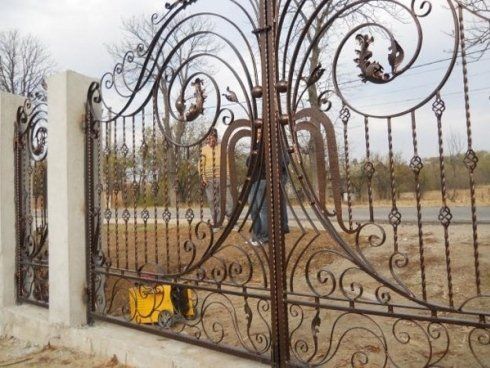 cancello marrone in ferro battuto
