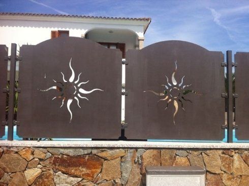 recinzione con lastre di ferro lavorate