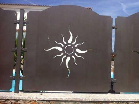 lastra in ferro con decorazione a forma di sole