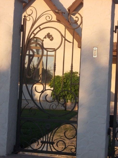 cancello pedonale in ferro battuto