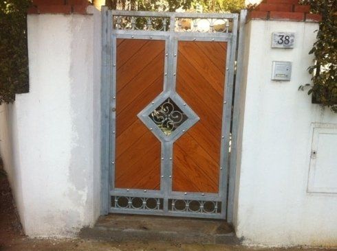 porta in legno e ferro battuto