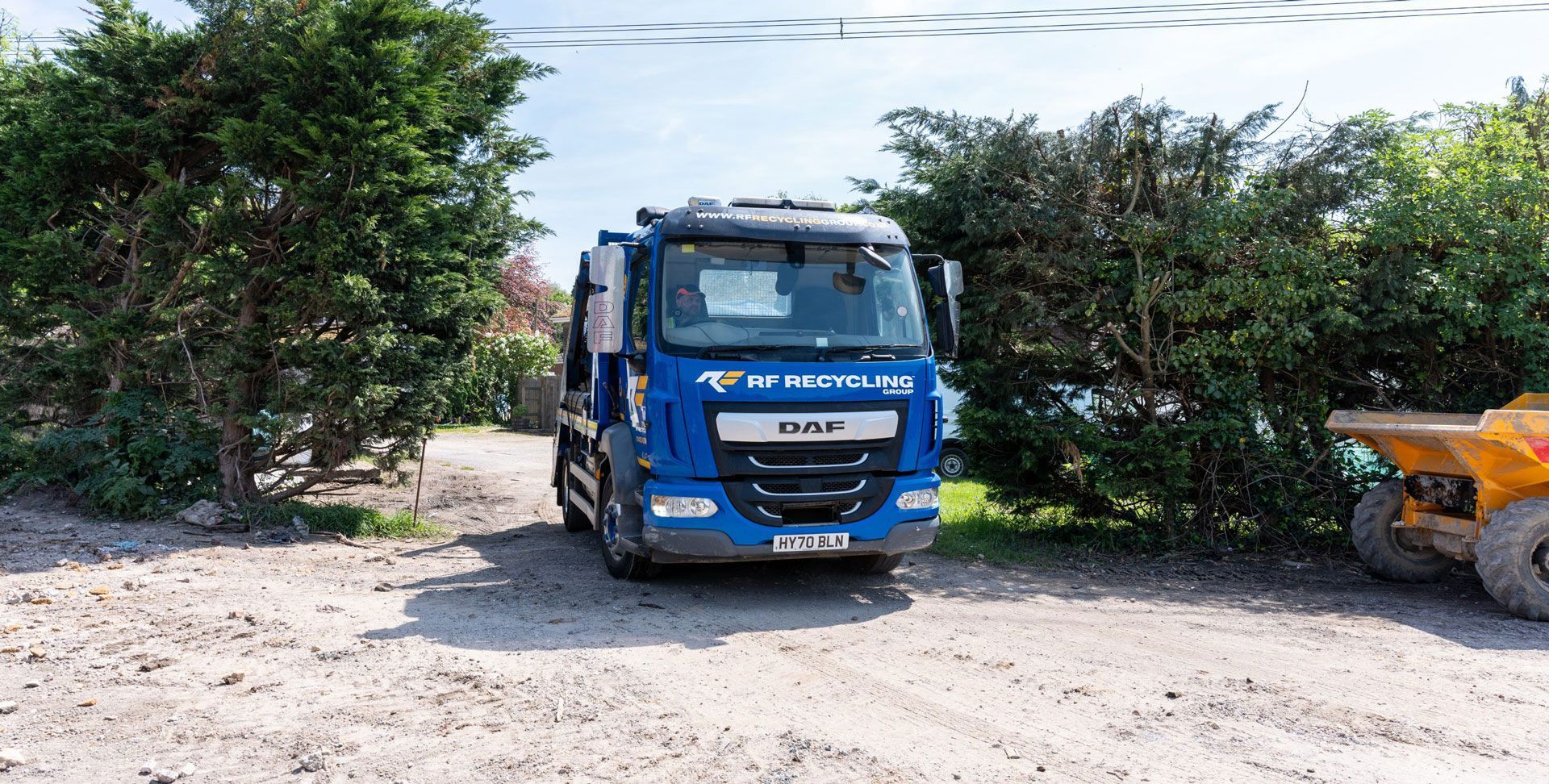 rf recycling lorry arriving to site