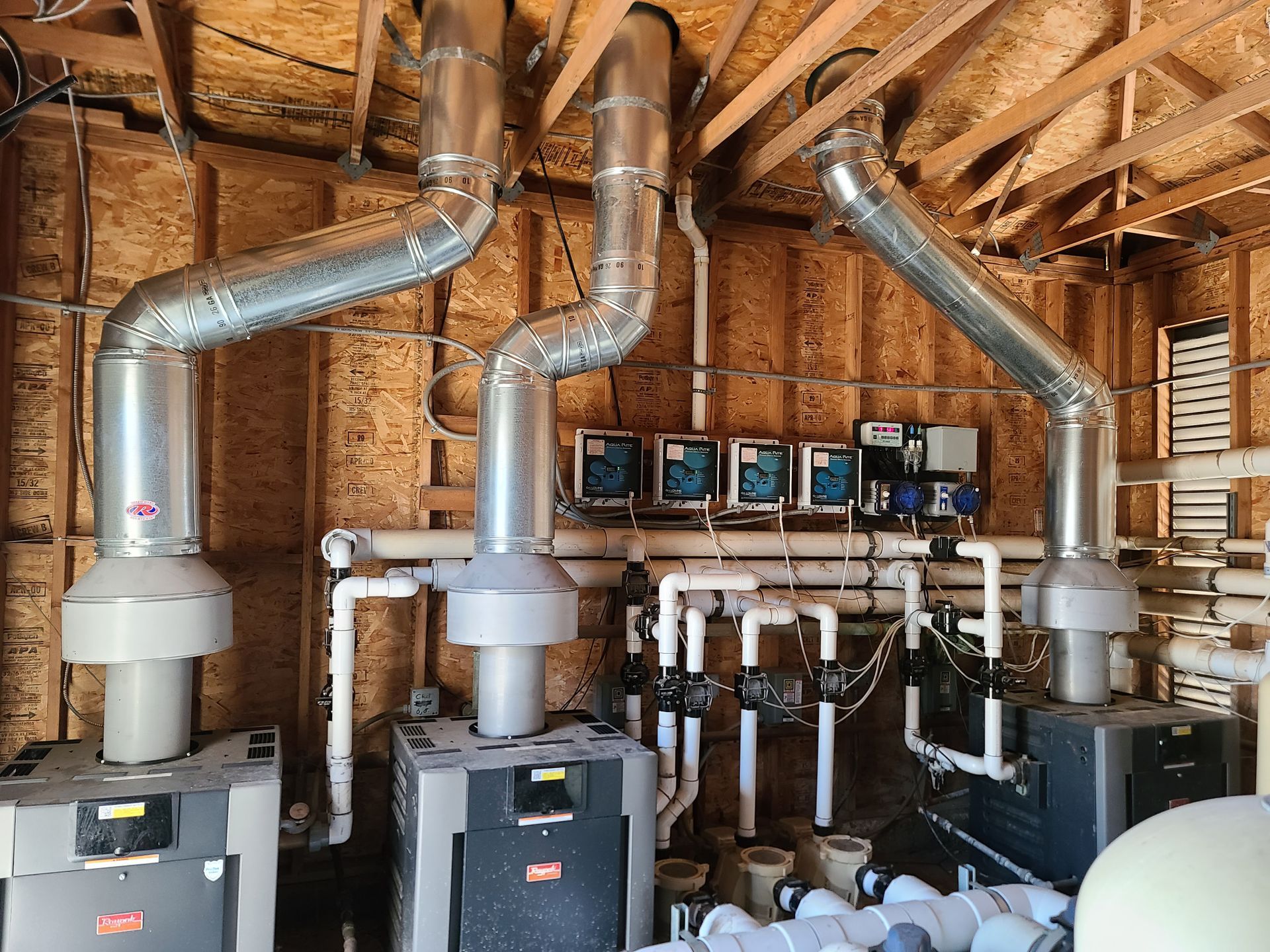 A room with a lot of pipes coming out of the ceiling.