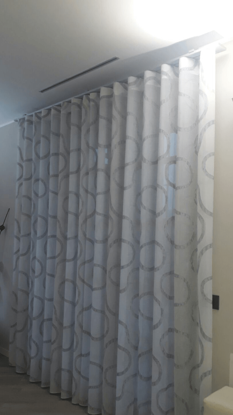 tenda con motivi dorati