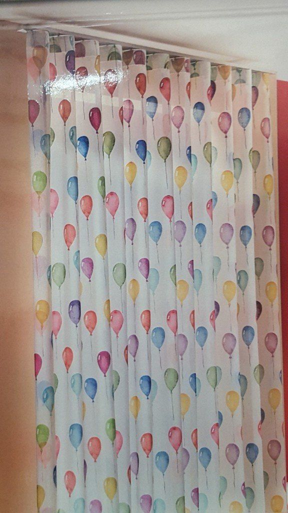 tende con decorazioni a forma di palloncini